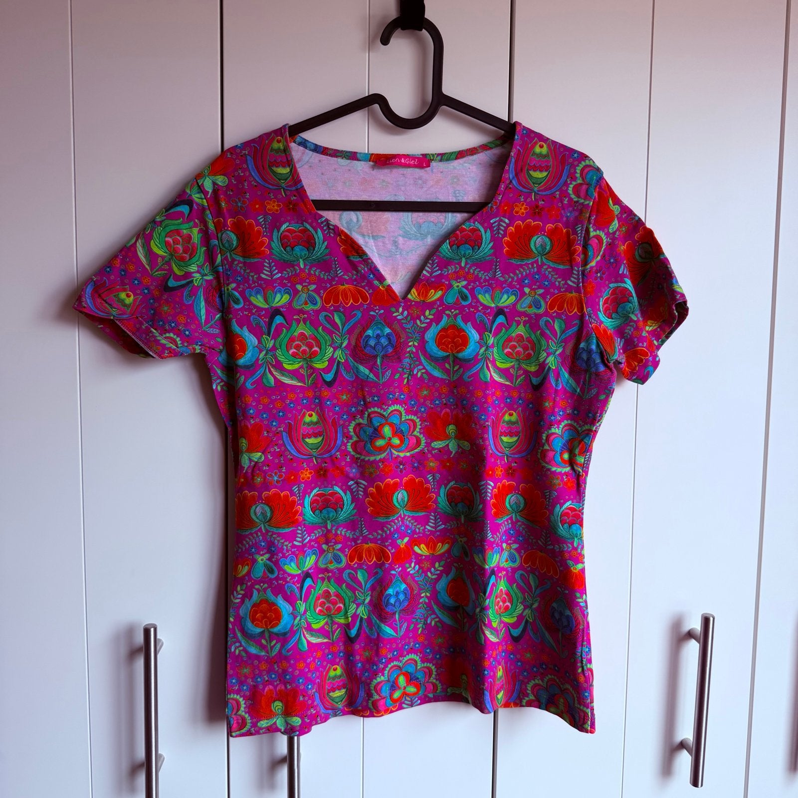 Lien en Giel ( L) vrolijk T-shirt met V-hals en bloemenprint, Meerkleurig, Maat 42/44 (L), Ophalen of Verzenden, Zo goed als nieuw