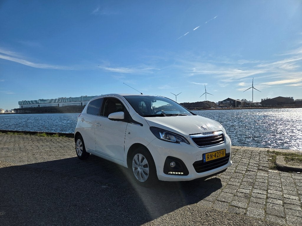 Peugeot 108 1.0 12V E-vti 68PK 5DR Aut5 2017 Wit, Auto's, Dealer onderhouden, Stof, Sound system, 4 stoelen