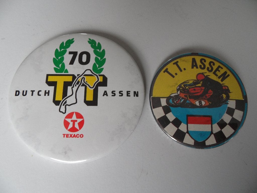 TT Assen motorwegrace button 2 x, Ophalen of Verzenden, Gebruikt, Gebruiksvoorwerp