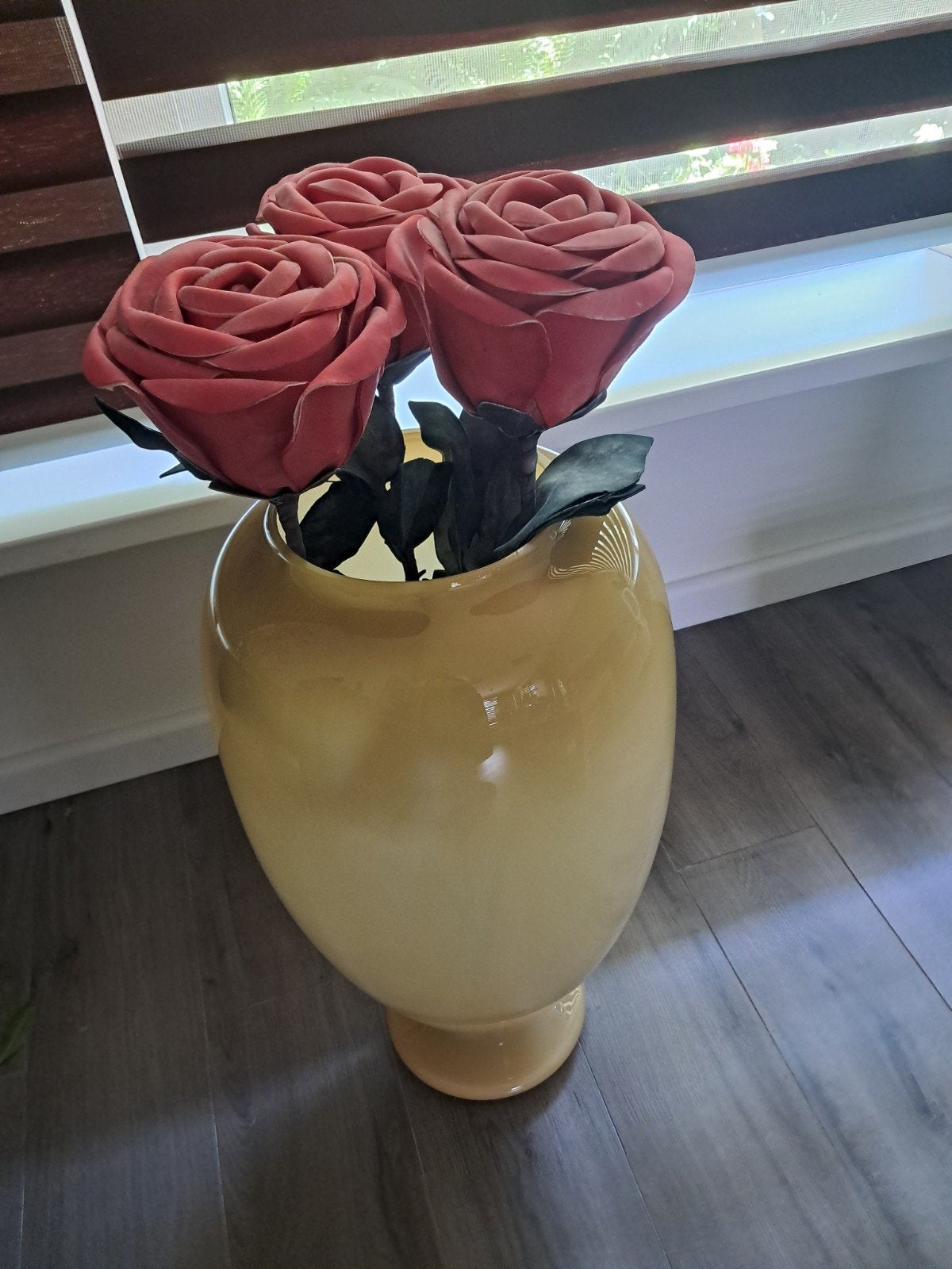 Grote vaas met kunstbloemen (rozen), Ophalen