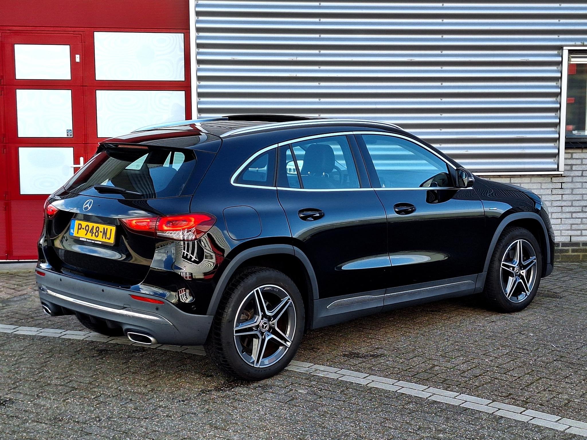 Mercedes-Benz GLA-klasse 250 e AMG | Panoramadak | Achteruit, Auto's, 16 kWh, Zwart, Bedrijf, Hybride Elektrisch/Benzine