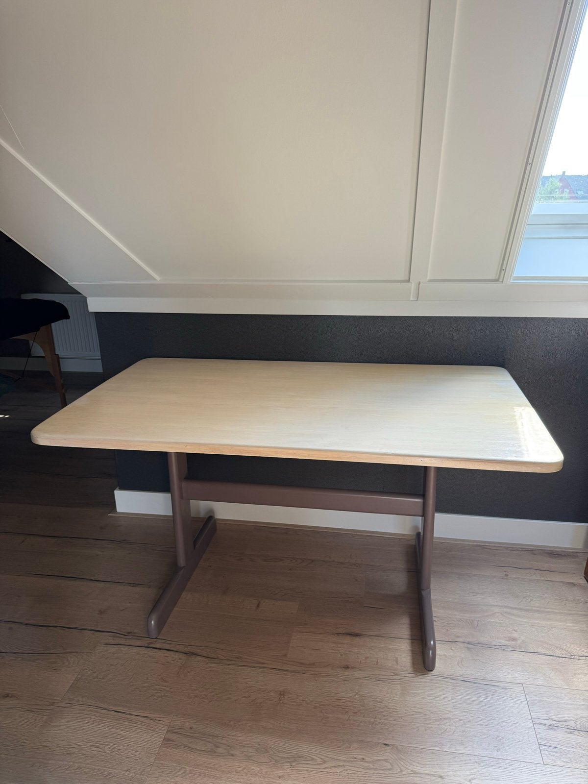 houten tafel/bureau met taupe kleur onderstel, Huis en Inrichting, Ophalen, Gebruikt, 100 tot 150 cm, Tot twee personen