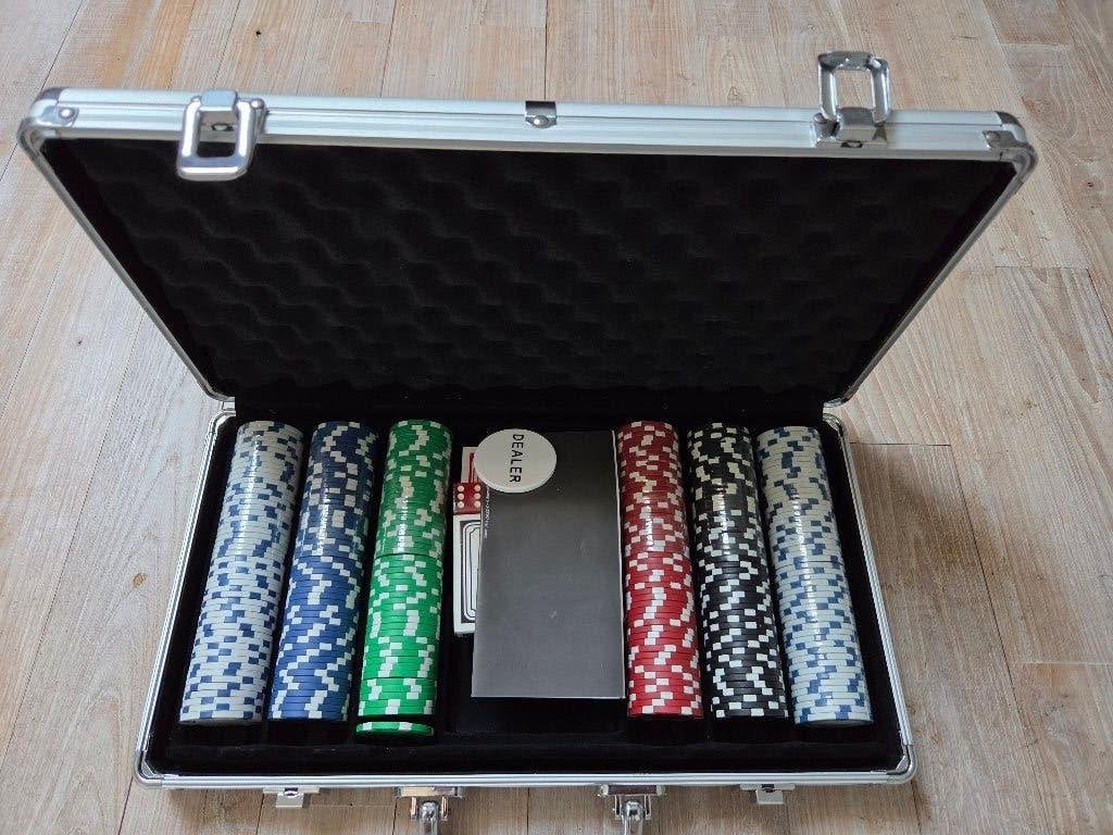 Pokerset met 300 chips in aluminium koffer, Hobby en Vrije tijd, Gezelschapsspellen | Kaartspellen, Ophalen, Zo goed als nieuw