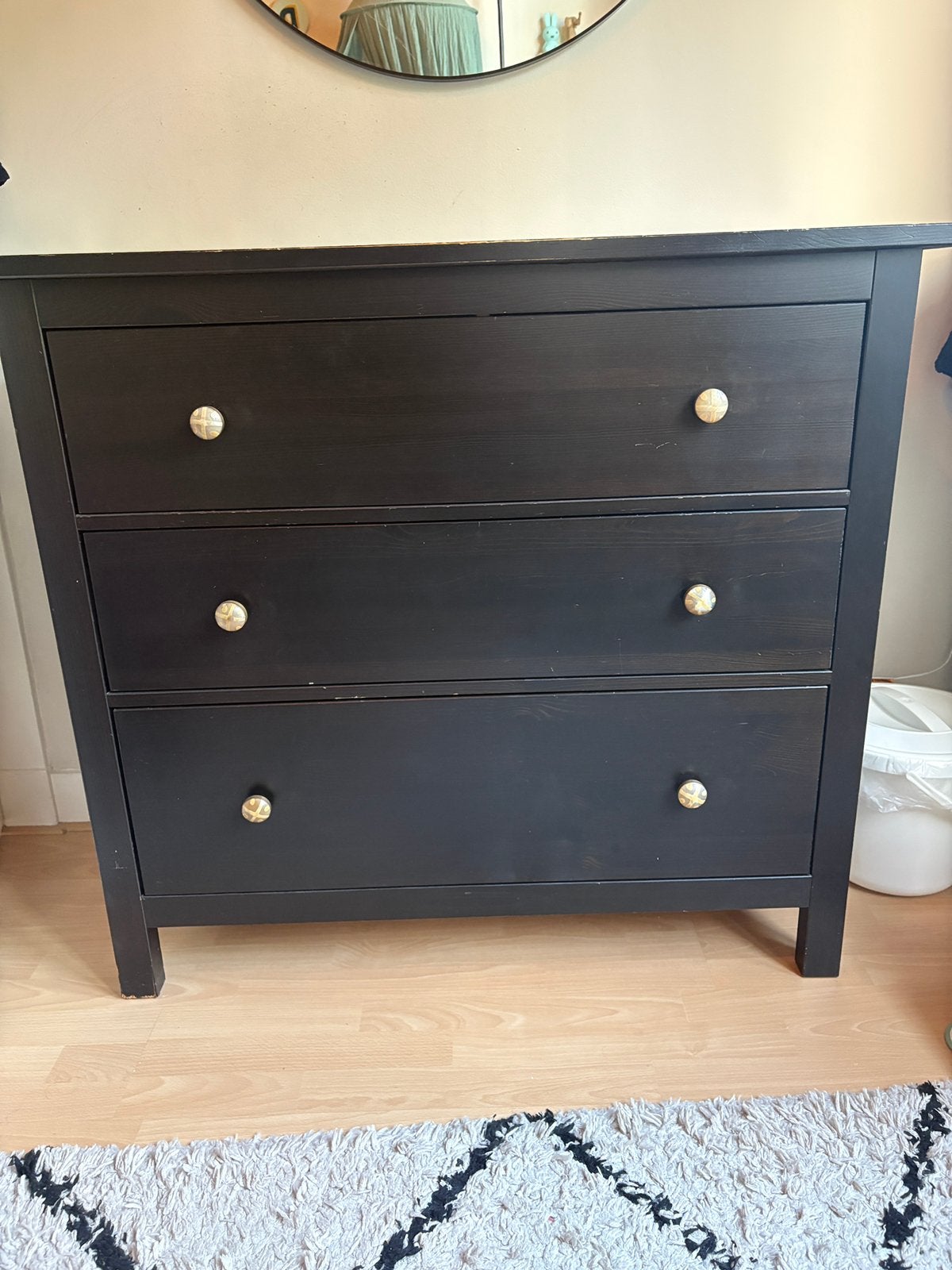 Hemnes ladekast zwart/donkerbruin, Huis en Inrichting, Ophalen, Gebruikt, 100 tot 150 cm, 3 of 4 laden
