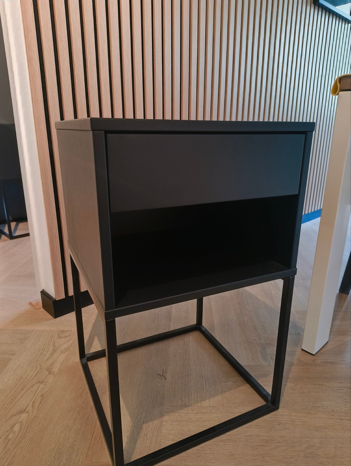 IKEA VIKHAMMER bedside table 40x40x65 black, Ophalen, Zo goed als nieuw, Minder dan 45 cm