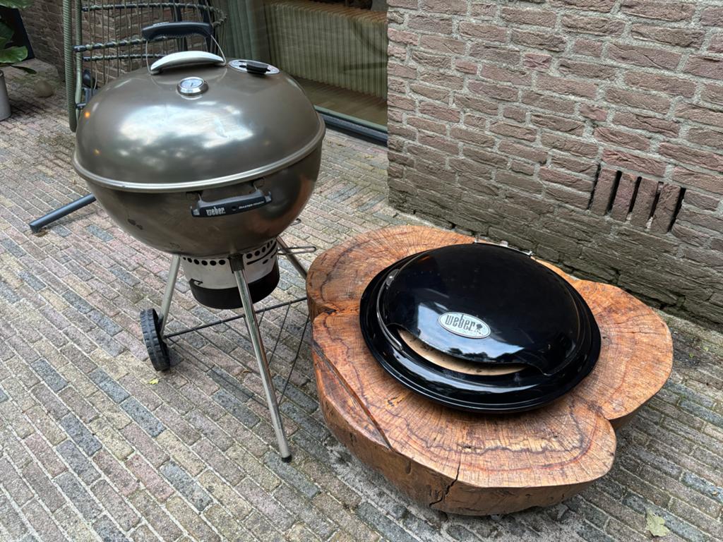 Dit weekend naar Italië? Weber 57cm met originele pizza oven, Ophalen, Gebruikt