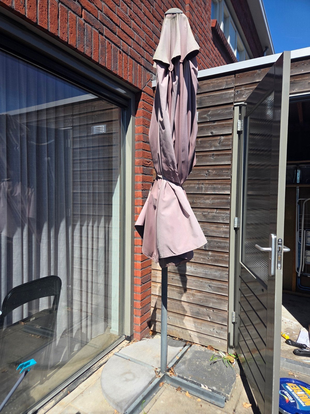 Gratis Parasol met voet en verzwaringsstenen, Tuin en Terras, Parasols, Ophalen, Gebruikt, 2 tot 3 meter, Stokparasol