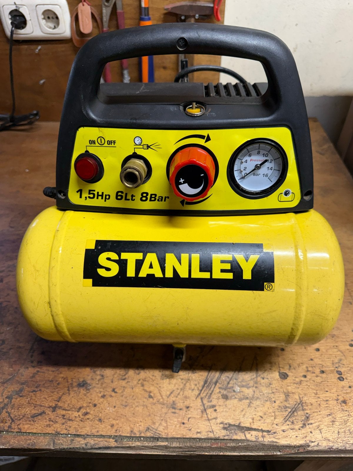Stanley Luchtcompressor 1.5pk 6L 8Bar met luchtslang, Doe-het-zelf en Verbouw, Ophalen, Gebruikt, 6 tot 10 bar, Minder dan 200 liter/min