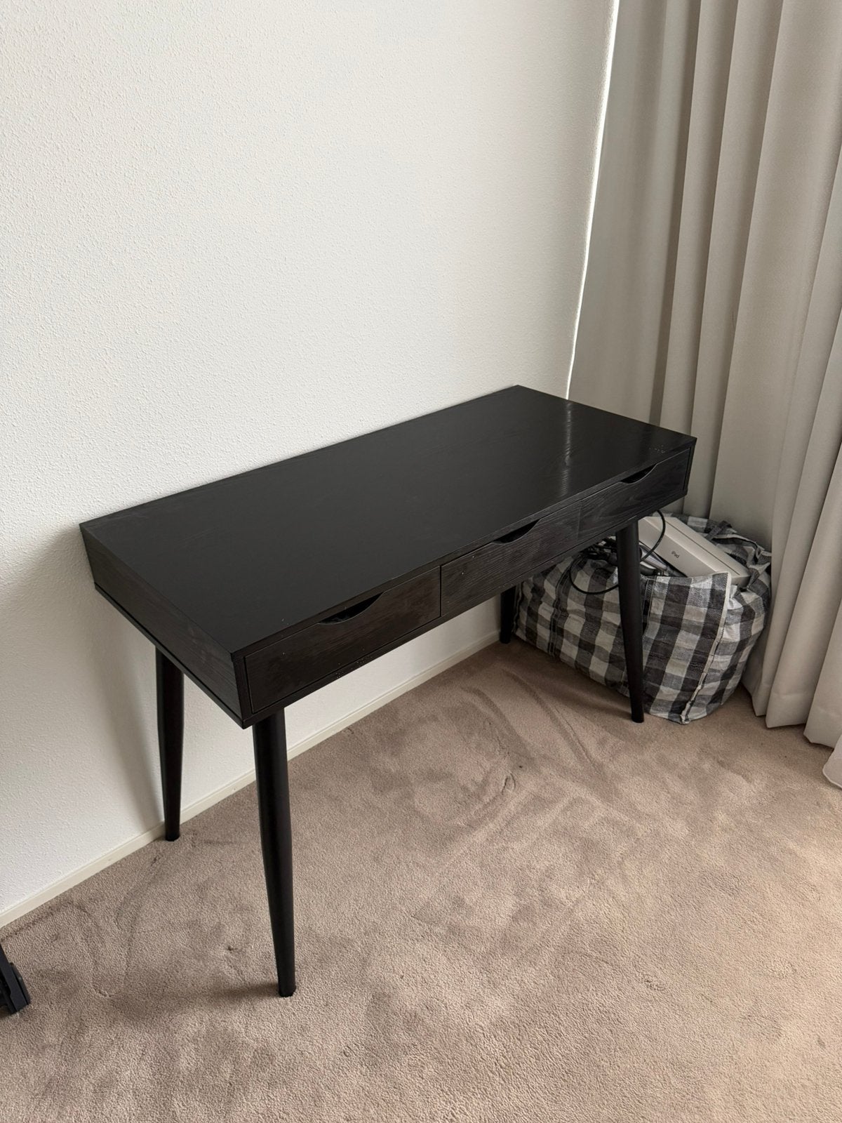 Zwart bureau / make-up tafel met 3 lades, Huis en Inrichting, Ophalen, 100 tot 150 cm, Zo goed als nieuw, 25 tot 50 cm