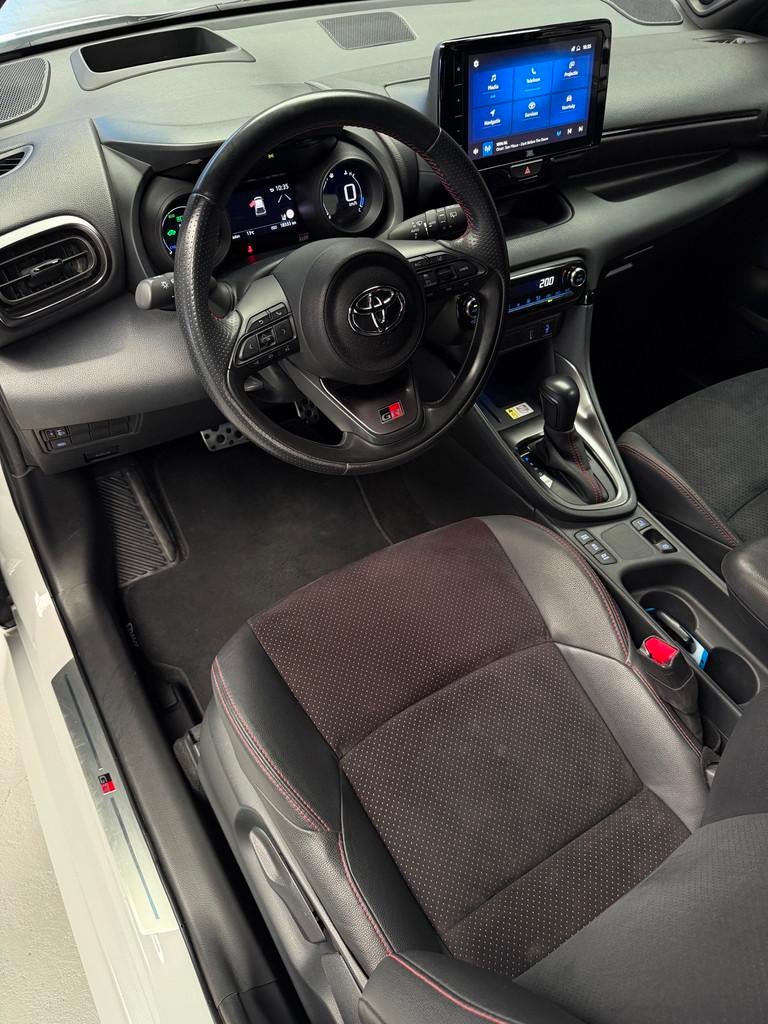 Toyota Yaris 1.5 Hybrid 130 GR SPORT HuD CarPlay Camera, Auto's, 450 kg, Gebruikt, Zwart, Met garantie (alle)