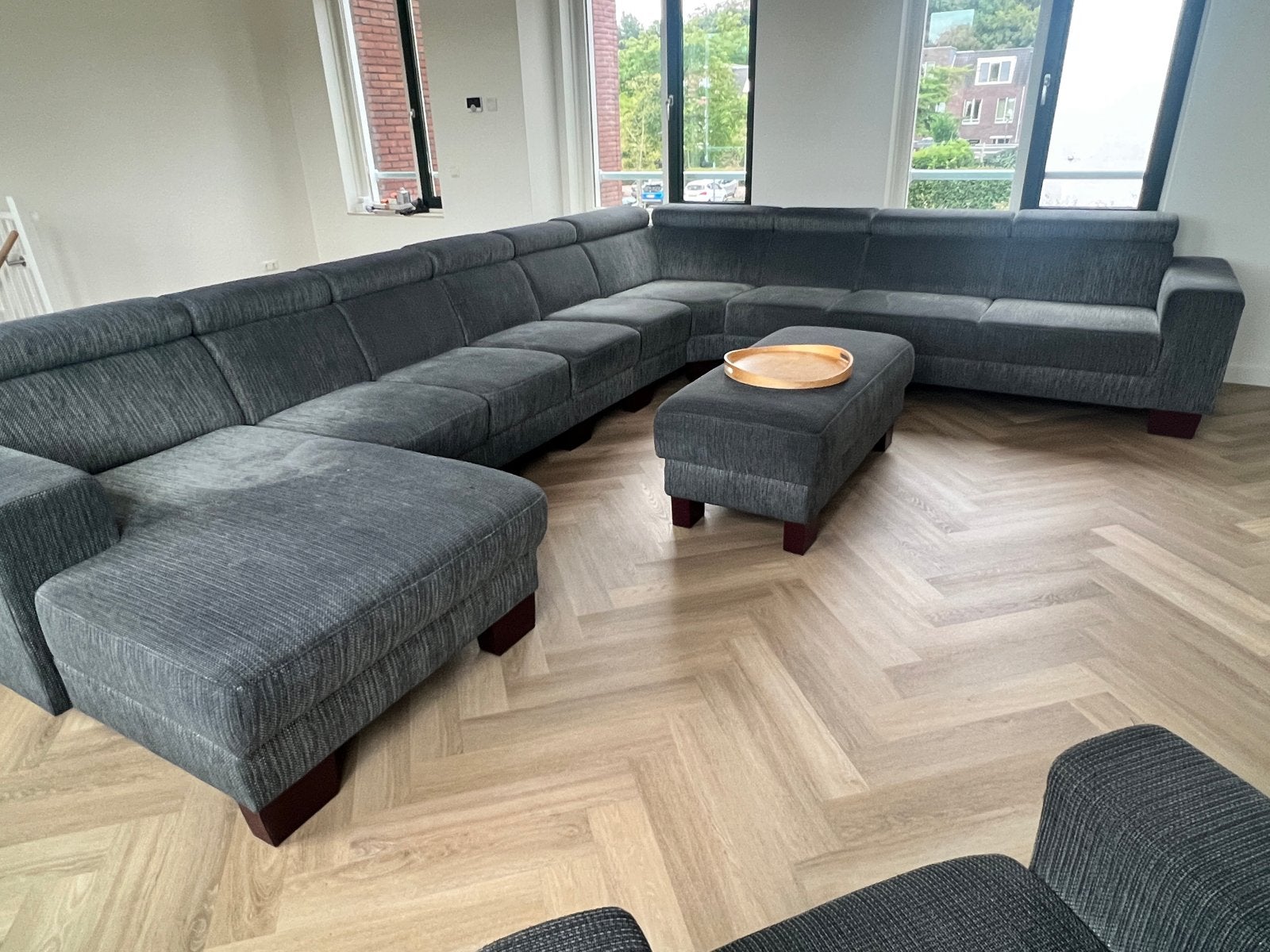 Grote bank hoekbank met hoofdsteunen, 3 hockers en fauteuil, Ophalen, Strak, Gebruikt, Hoekbank