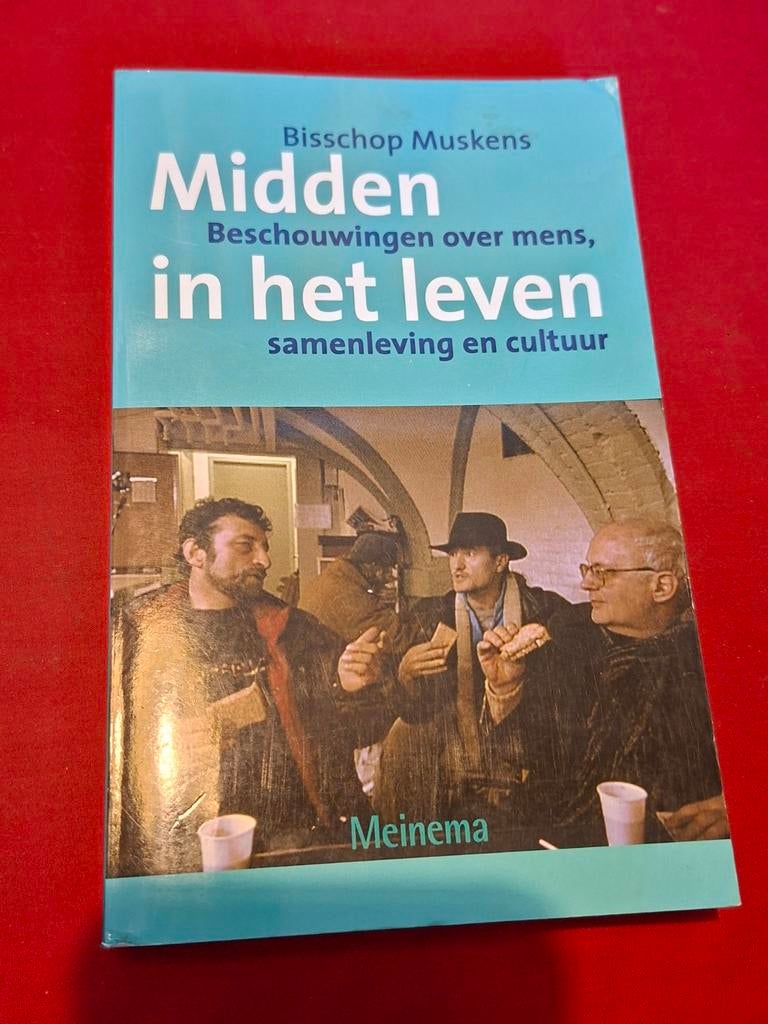 GESIGNEERD Midden in het leven. Bisschop Muskens., Ophalen of Verzenden, Gelezen