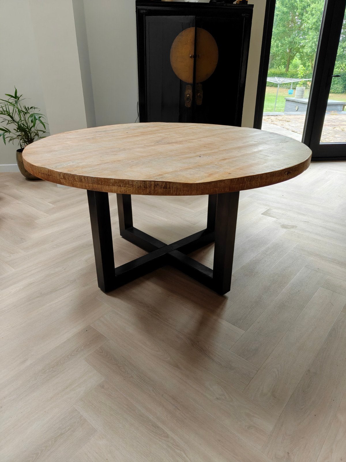Mango houten ronde eettafel met metalen onderstel 150cm, Huis en Inrichting, Tafels | Eettafels, Ophalen
