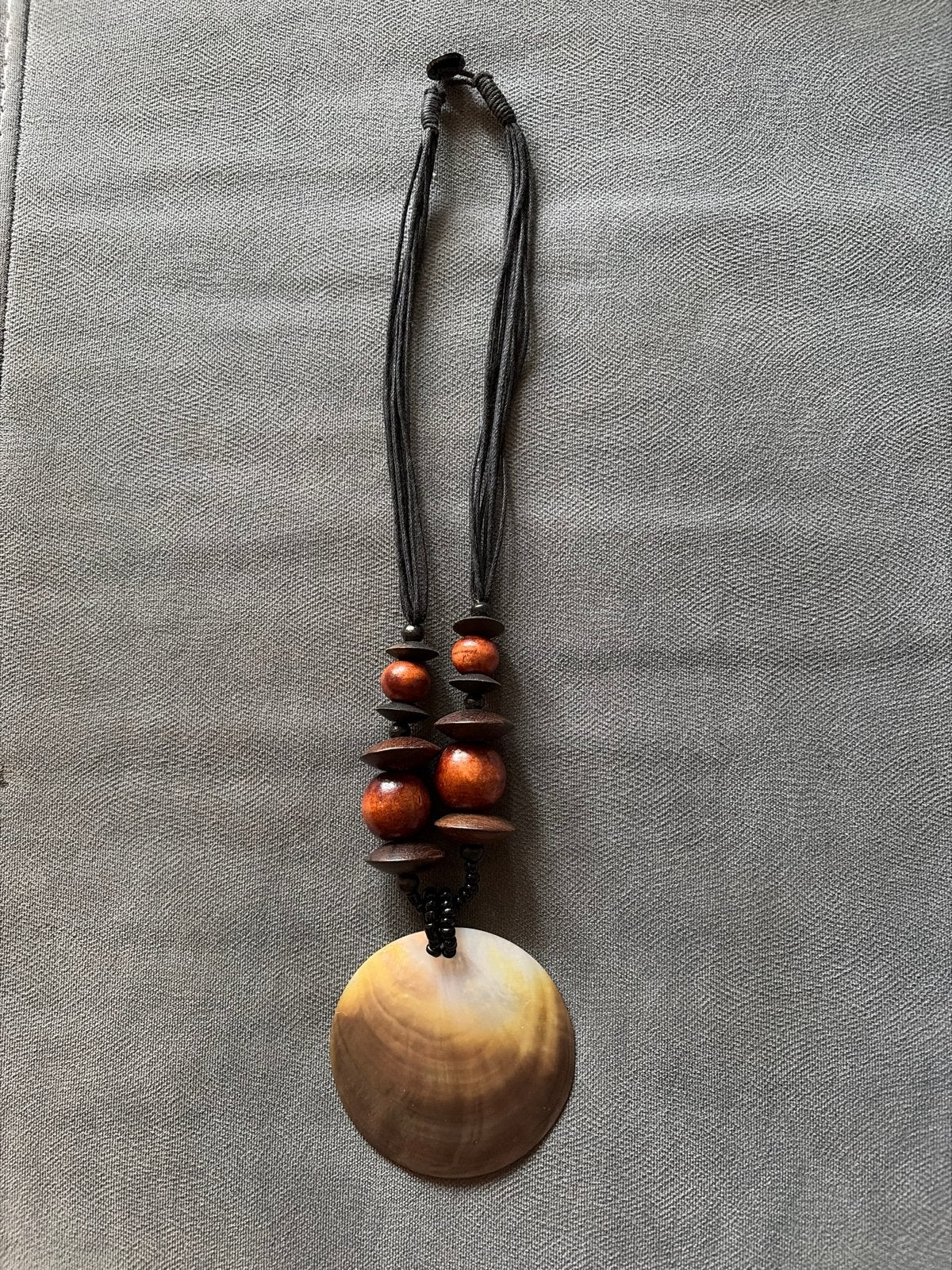 Houten kralen ketting met schelp hanger, Gebruikt, Bruin, Ophalen of Verzenden, Overige materialen