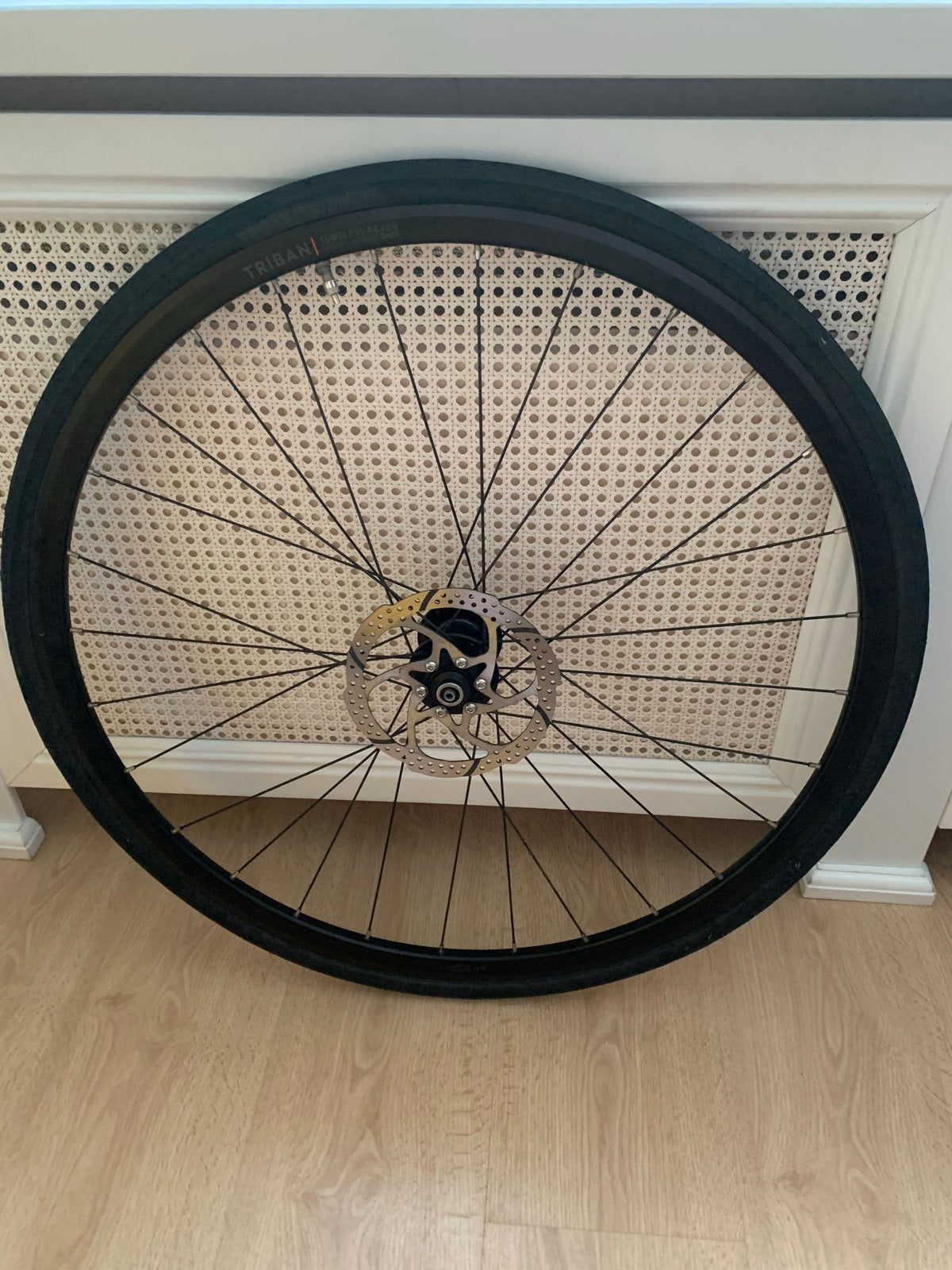 Triban Light Voorwiel 28" met 28mm band en schijfrem, Fietsen en Brommers, Wiel, Ophalen of Verzenden, Zo goed als nieuw, Aluminium
