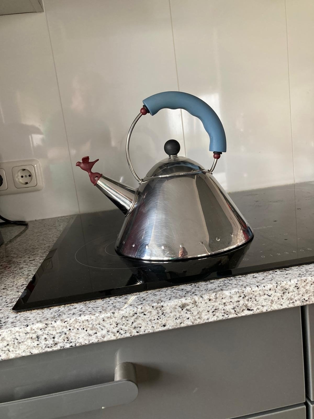 Stijlvolle Alessi fluitketel - RVS met blauw handvat, Theepot/fluitketel, Gebruikt, Zilver, Ophalen of Verzenden