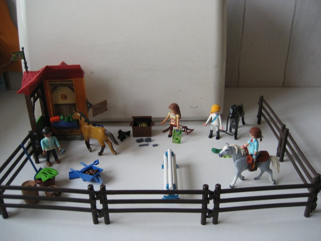 playmobil paardenweide met stal hekken en verzorgers, Ophalen of Verzenden, Zo goed als nieuw
