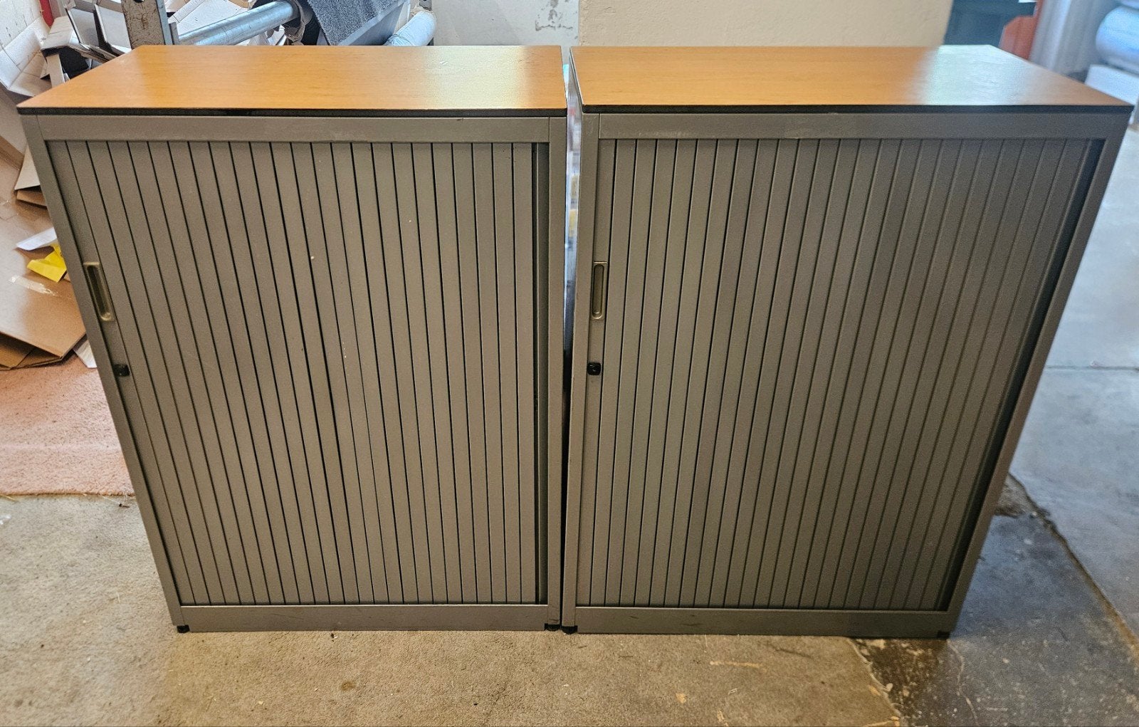 Set van 2 grijze roldeurkasten met houtlook blad, Gebruikt, 100 tot 150 cm, Meerdere deuren, 50 tot 100 cm