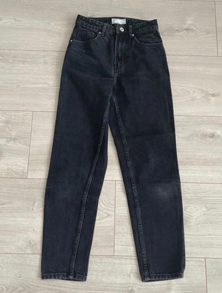 Bershka MOM zwarte jeans, Zwart, Zo goed als nieuw, W27 (confectie 34) of kleiner, Bershka
