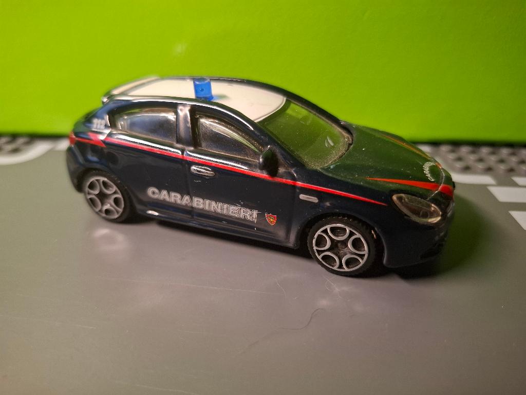 Bburago - Alfa Romeo Giulietta Carabinieri [blauw] 1/43, Ophalen of Verzenden, Gebruikt, Auto, Overige merken