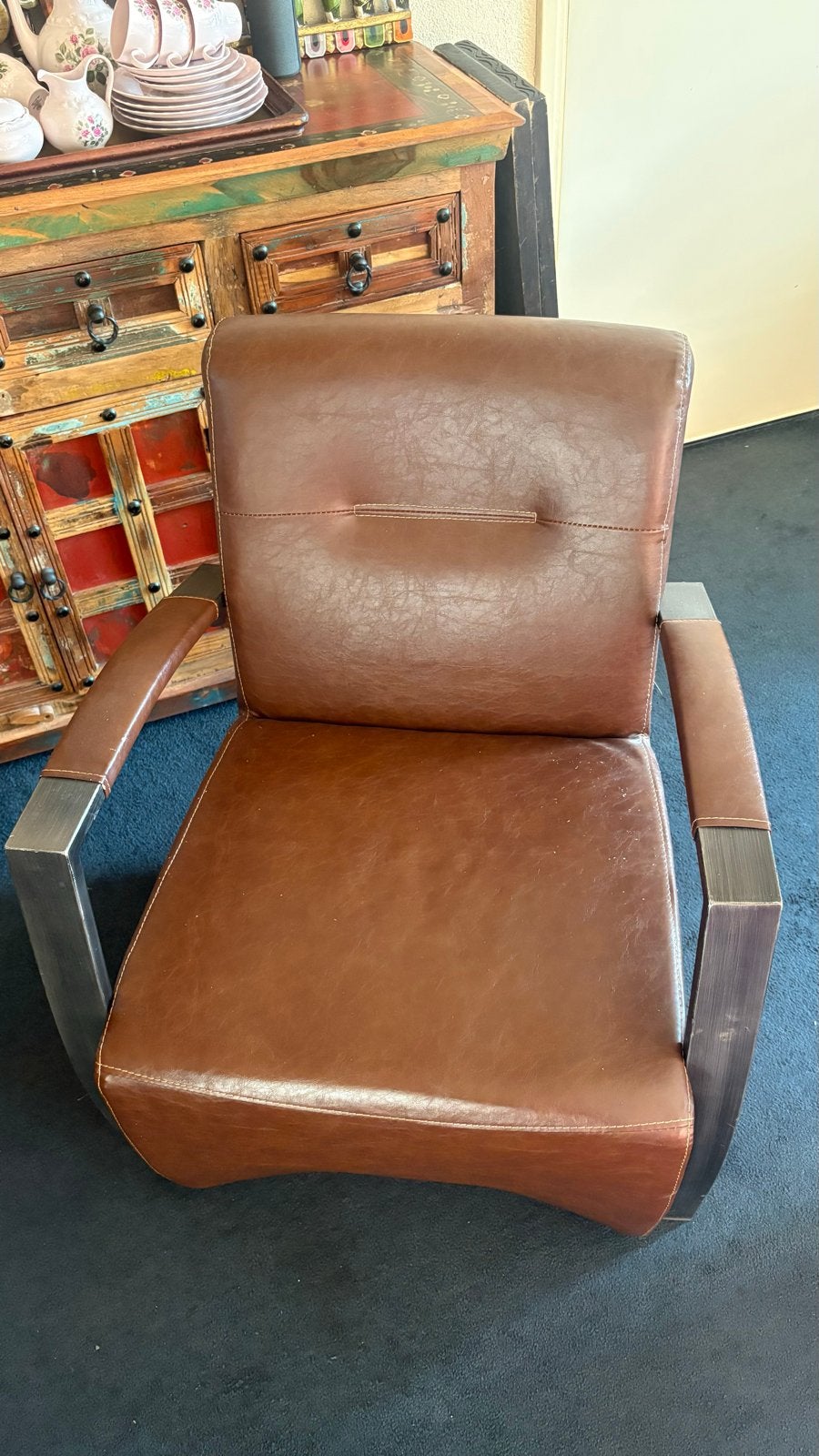 Bruine leren fauteuil met metalen armleuningen, Huis en Inrichting, Gebruikt, Ophalen of Verzenden, 50 tot 75 cm, Leer