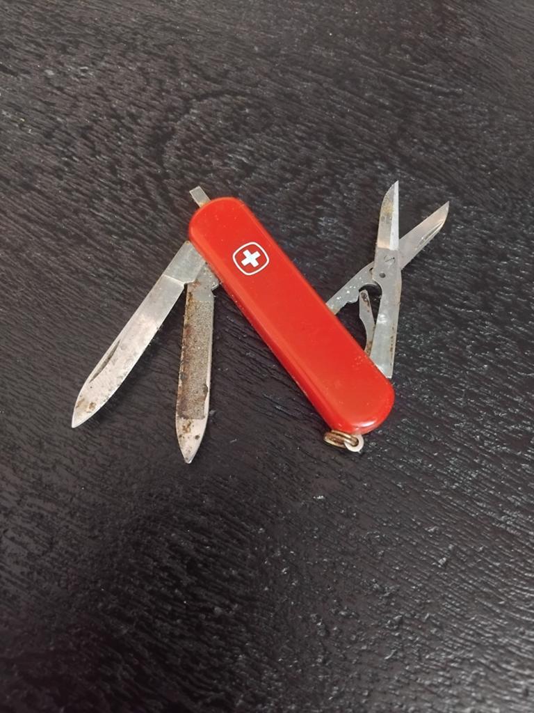 Vintage Wenger Zwitsers zakmes.

De staat is te zien op de f, Caravans en Kamperen, Kampeergereedschap, Ophalen of Verzenden