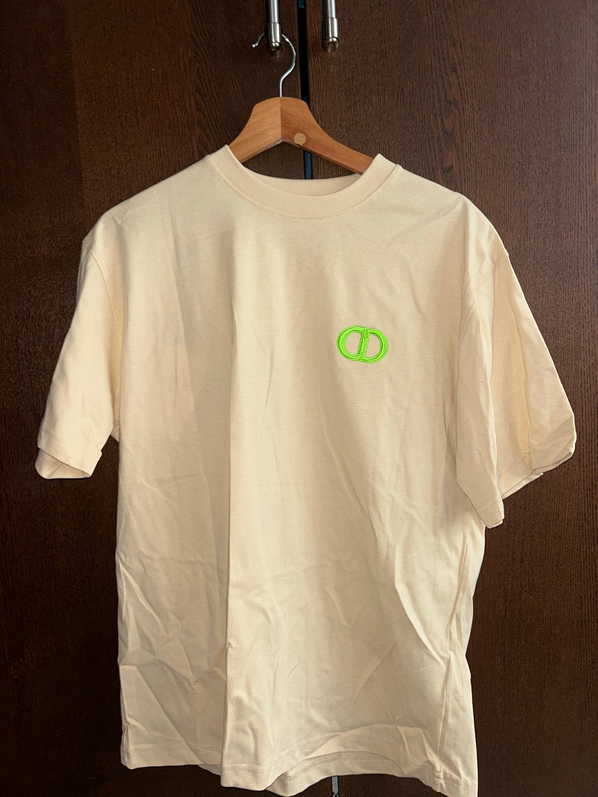 Crème T-shirt met neon groen logo, Maat 38/40 (M), Beige, Ophalen of Verzenden, Zo goed als nieuw