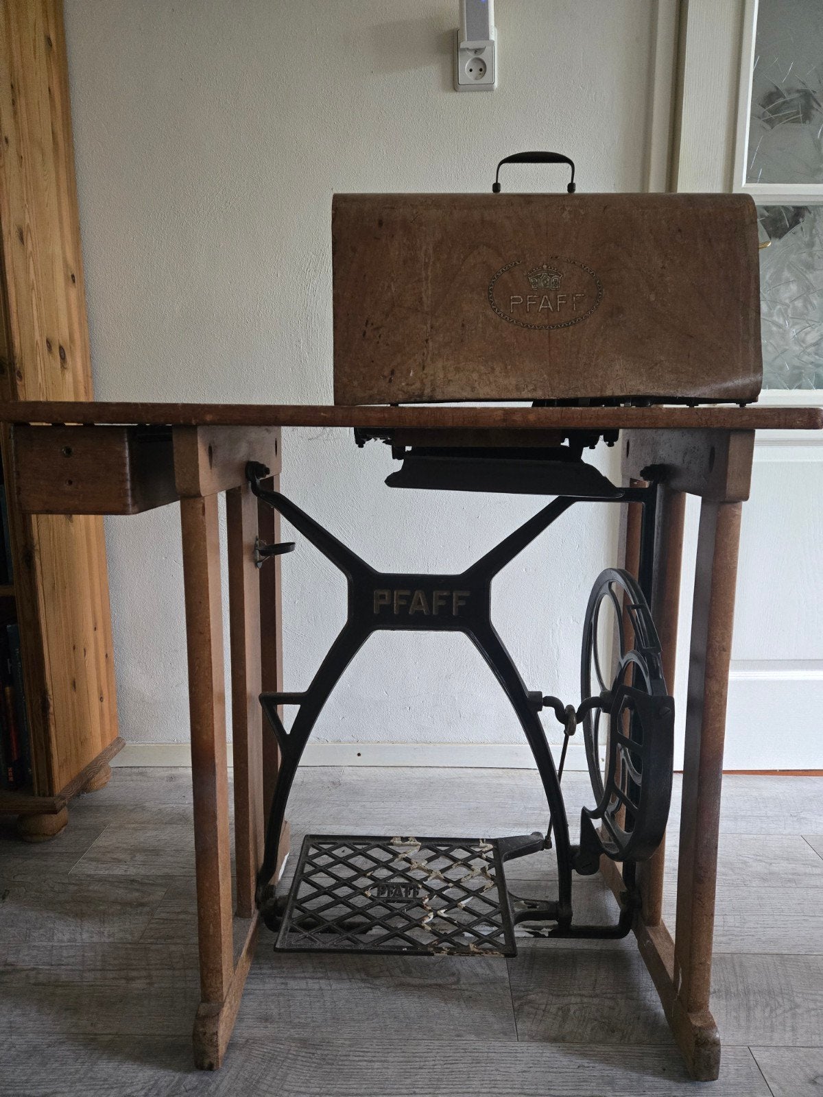 Antieke Pfaff 30 Naaimachine met Tafel en Koffer, Antiek en Kunst, Ophalen