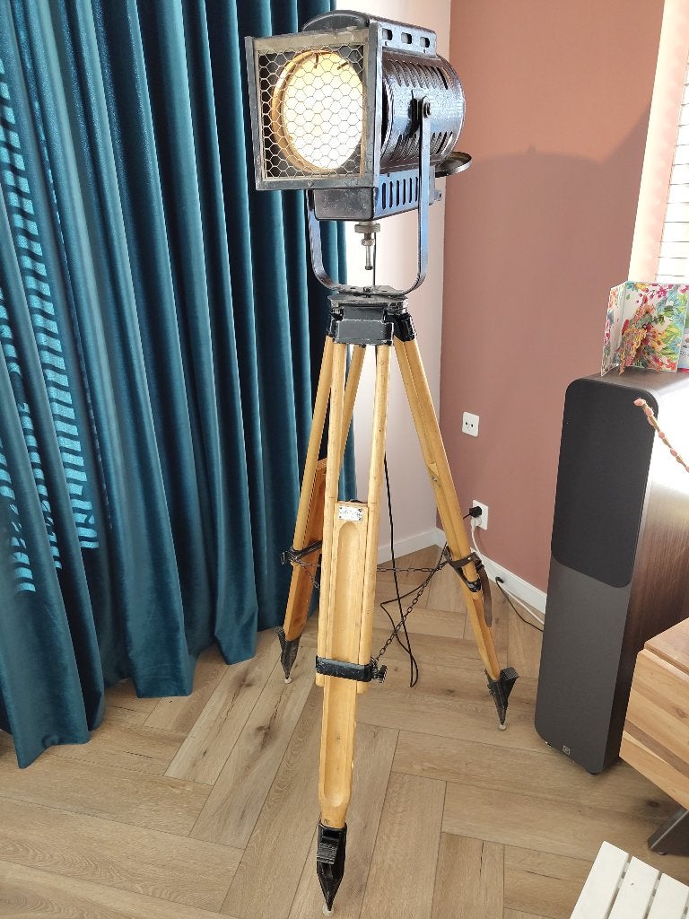 Authentieke theaterlamp op tripod landmeter onderstel, Ophalen, Gebruikt, E27 (groot), Hout