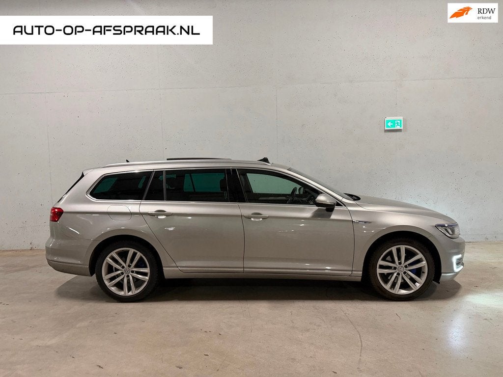 Volkswagen Passat Variant 1.4 TSI GTE Highline Pano, Gebruikt, Leder en Stof, Hybride Elektrisch/Benzine, 1600 kg
