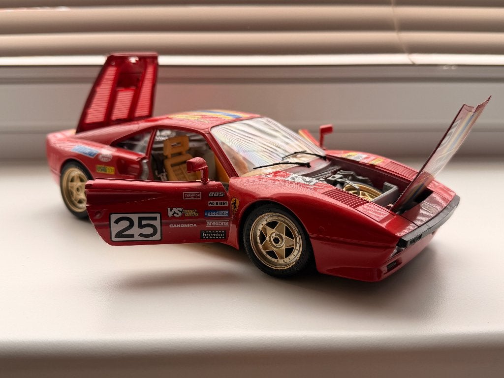 Bburago Ferrari GTO 1984 Rood (Bestickerd) schaal 01:18, Ophalen, Zo goed als nieuw, Auto, Bburago