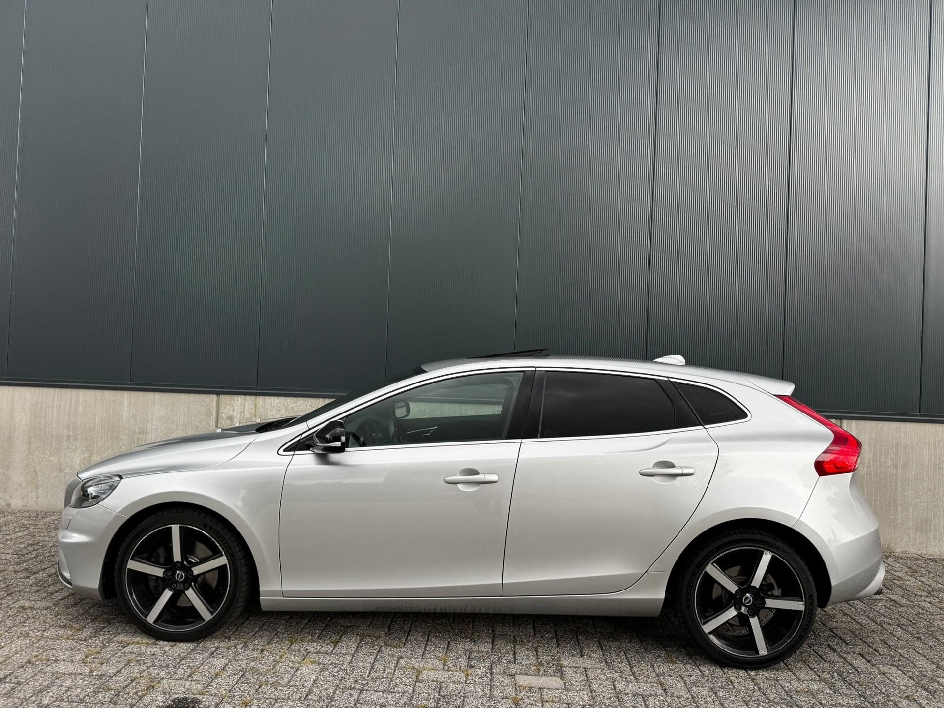 Volvo V40 2.0 D4 Summum Business|R-DESIGN|6BAK|SCHUIFDAK|XEN, Auto's, Gebruikt, Bedrijf, 30 km/l, 154 €/maand