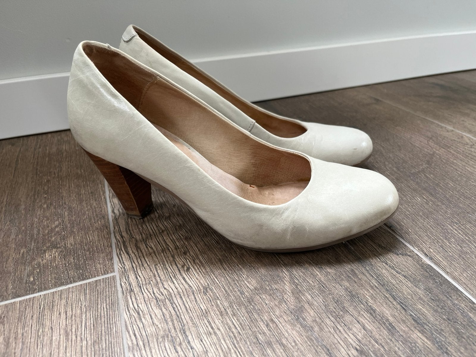 Witte pumps maat 40, Kleding | Dames, Trouwkleding en Trouwaccessoires, Ophalen of Verzenden, Gedragen, Wit, Schoenen