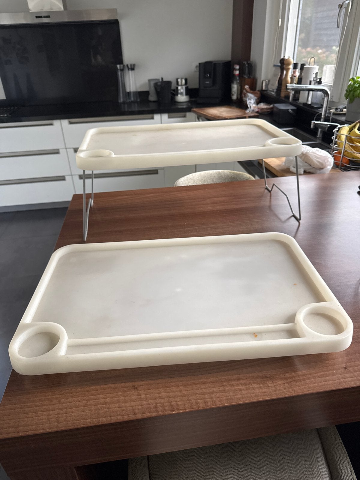 2 IKEA bedtafeltjes / dienbladen met inklapbare poten, Kunststof, Gebruikt, Ophalen of Verzenden, Dienblad