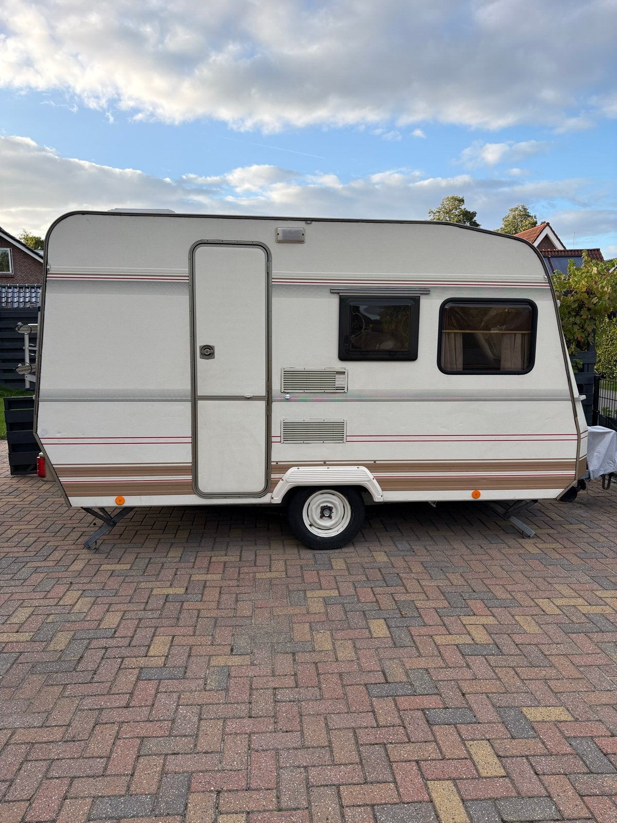 Nette Dethleffs New Line Caravan met Fietsenrek, Omvormbare zithoek, Treinzit, Particulier, 500 - 750 kg