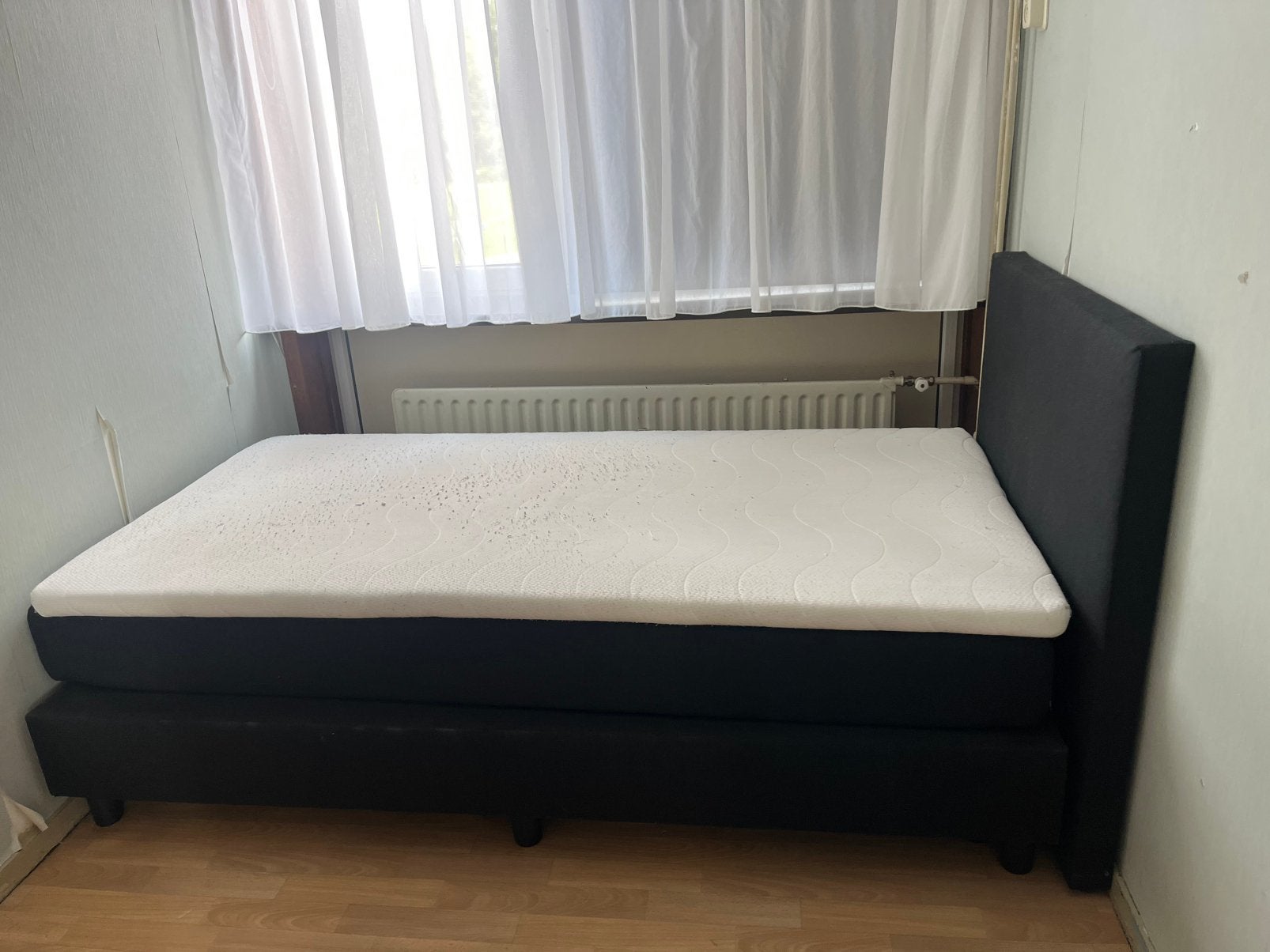 bed, Huis en Inrichting, Slaapkamer | Bedden, Eenpersoons, Zwart, Ophalen of Verzenden, Zo goed als nieuw