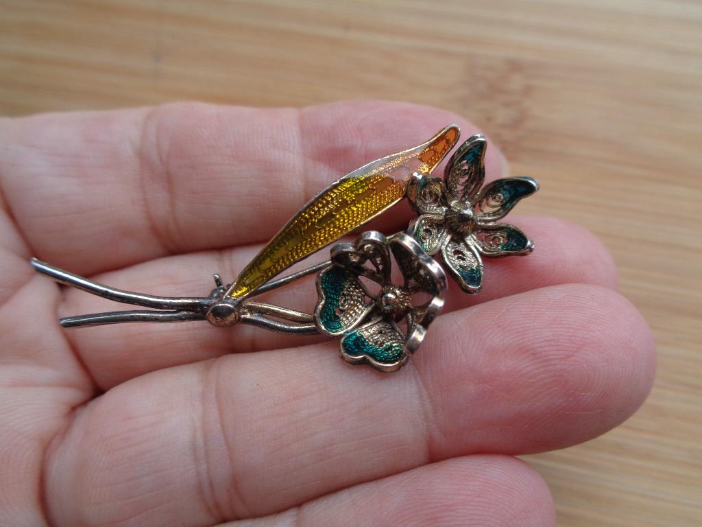 zilveren filigrain broche met emaille [1004], 4 tot 7 cm, Verzenden, Zo goed als nieuw, Zilver
