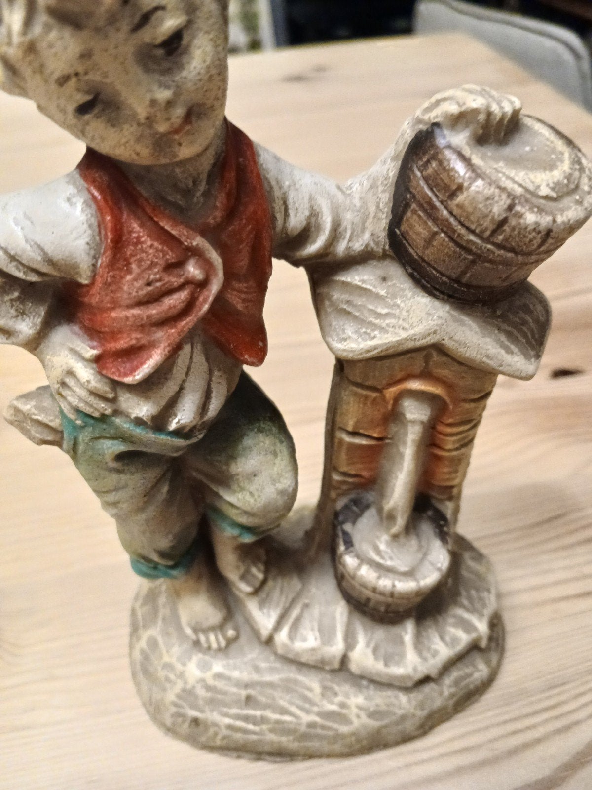 Vintage Beeldje Jongen bij Waterput - V.B. NOR MARTINEZ, Antiek en Kunst, Ophalen of Verzenden