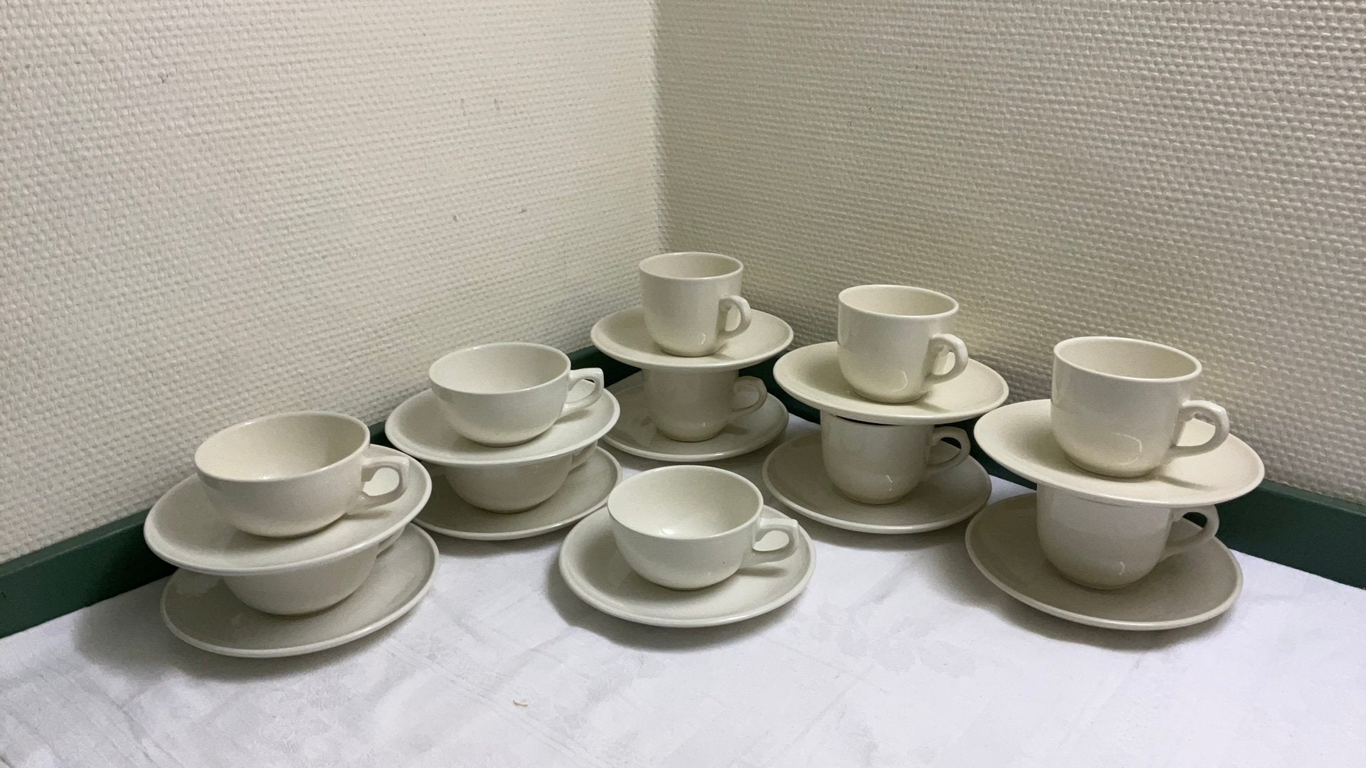 Royal boch, koffie en thee kop en schotels, ivoor, Ophalen of Verzenden, Porselein, Overige stijlen, Kop(pen) en/of Schotel(s)