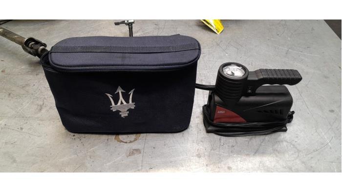 Bandenpomp van een Maserati Granturismo, Auto-onderdelen, Overige Auto-onderdelen, Maserati, Gebruikt, -, -