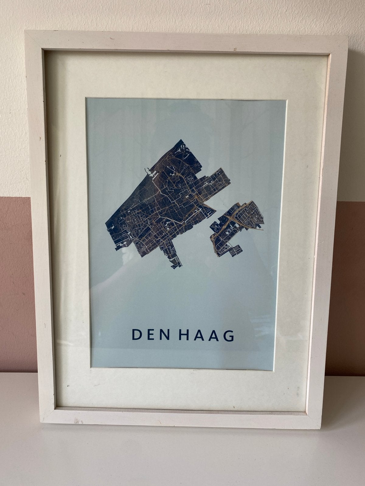 Kunst in Kaart stadskaart van Den Haag in een witte lijst, Antiek en Kunst, Ophalen of Verzenden, Print