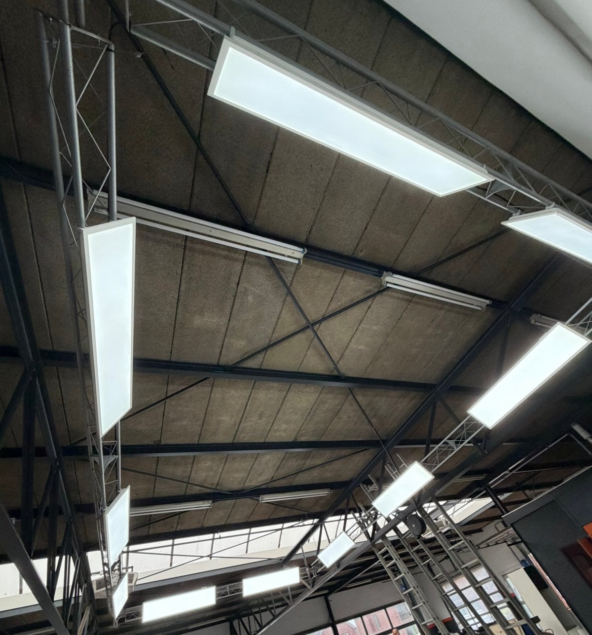 Professionele LEDdetailingverlichting met stalen truss-frame, Ophalen