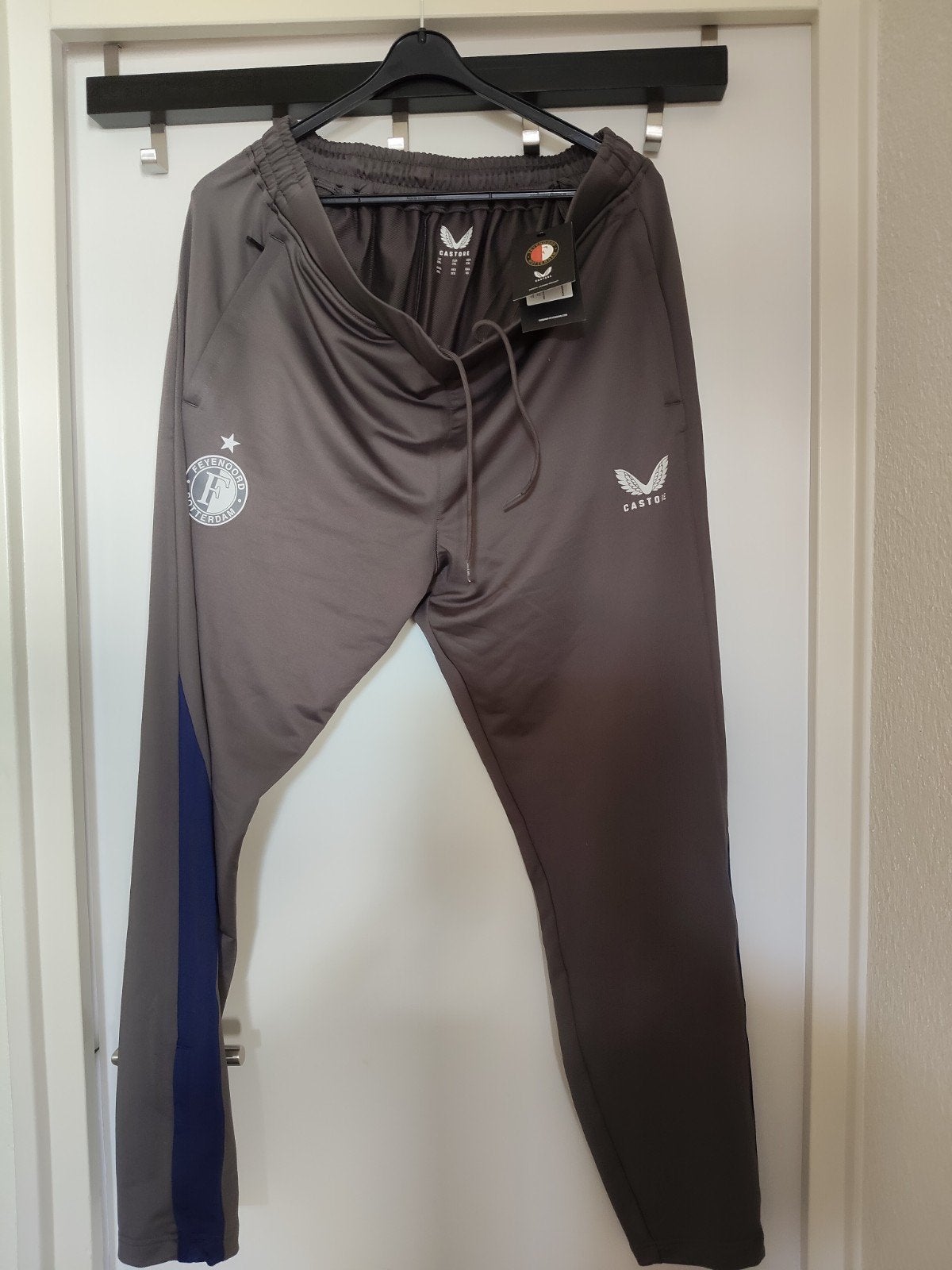 Nieuwe Feyenoord trainingsbroek heren  grijs maat 2XL, Kleding | Heren, Sportkleding, Castore, Ophalen of Verzenden, Voetbal, Grijs