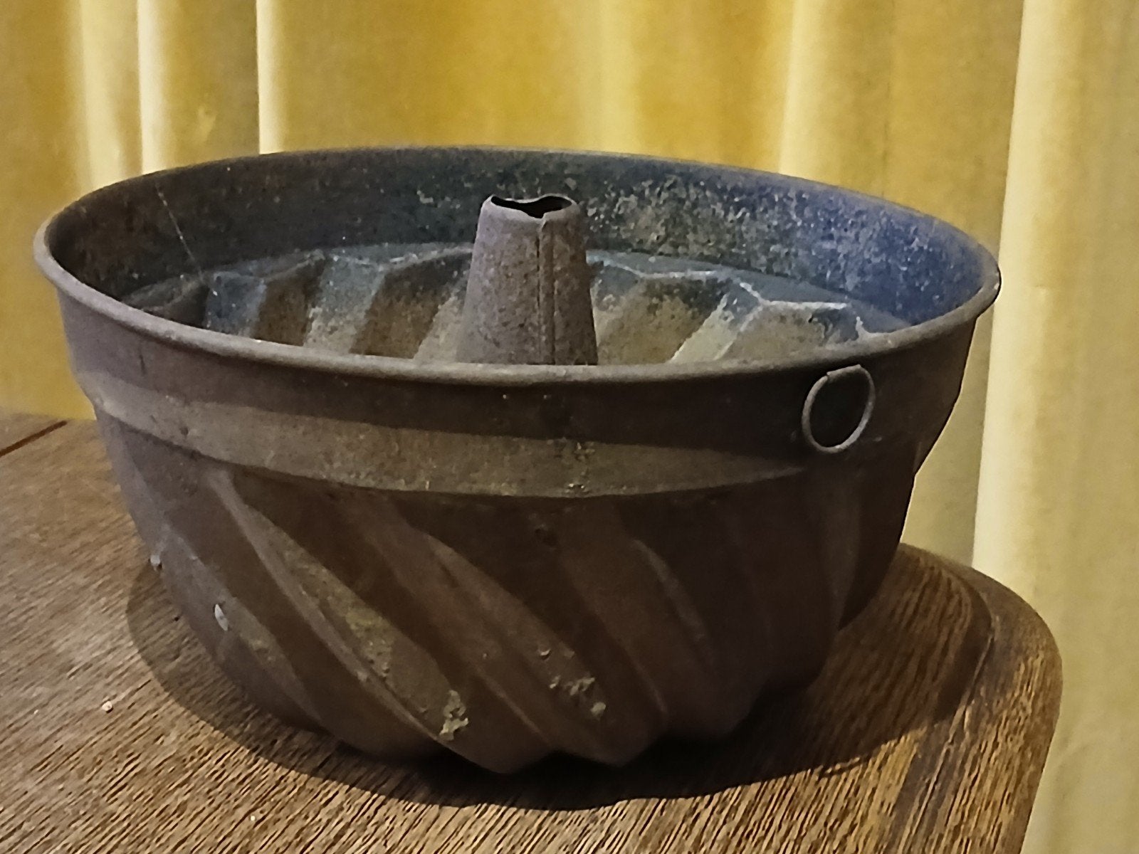 OUD CAKEBLIK. ZEER DECORATIEF. DOORSNEE 22.8 HG 11.5 CM.., Antiek en Kunst, Ophalen of Verzenden