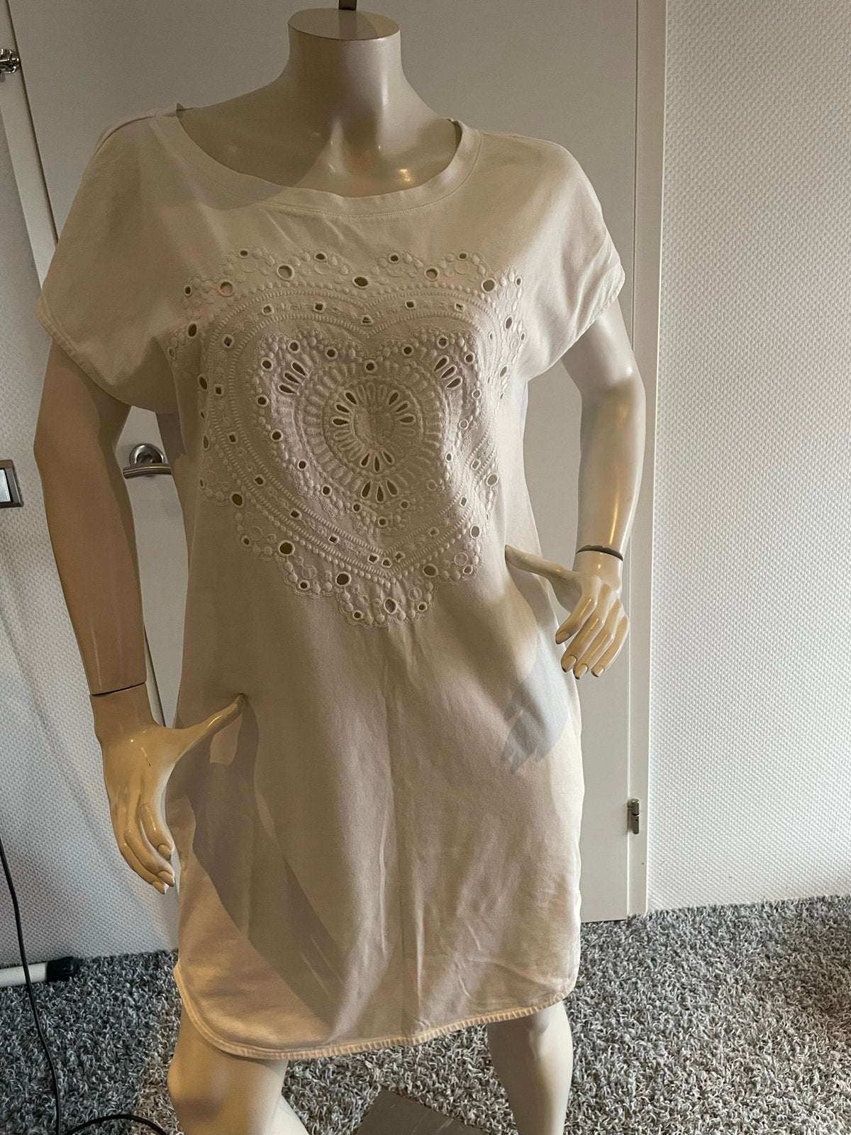 Love moschino shirt jurkje met opengewerkt hart maat it 44, Kleding | Dames, Maat 38/40 (M), ., Wit, Ophalen of Verzenden