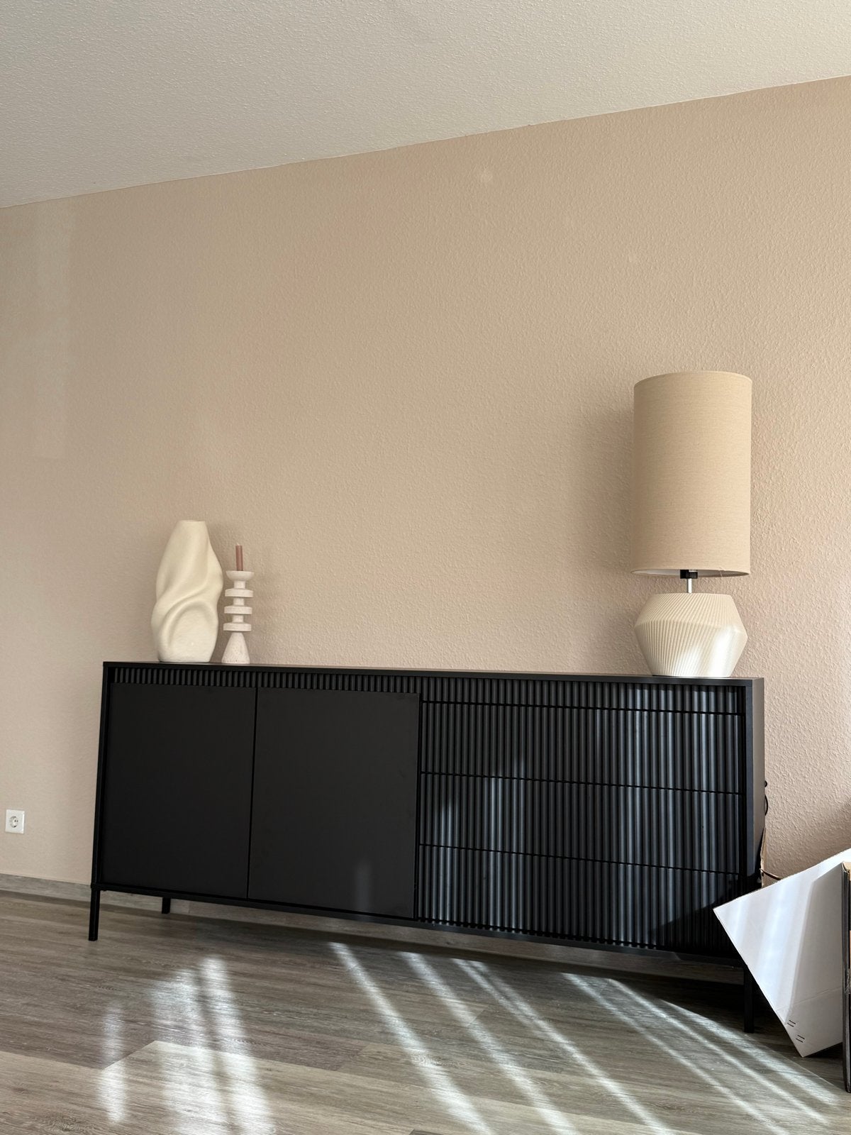 Zo goed als nieuwe zwarte dressoir - 9 maanden oud, Huis en Inrichting, Kasten | Dressoirs, Ophalen, 150 tot 200 cm, Zo goed als nieuw