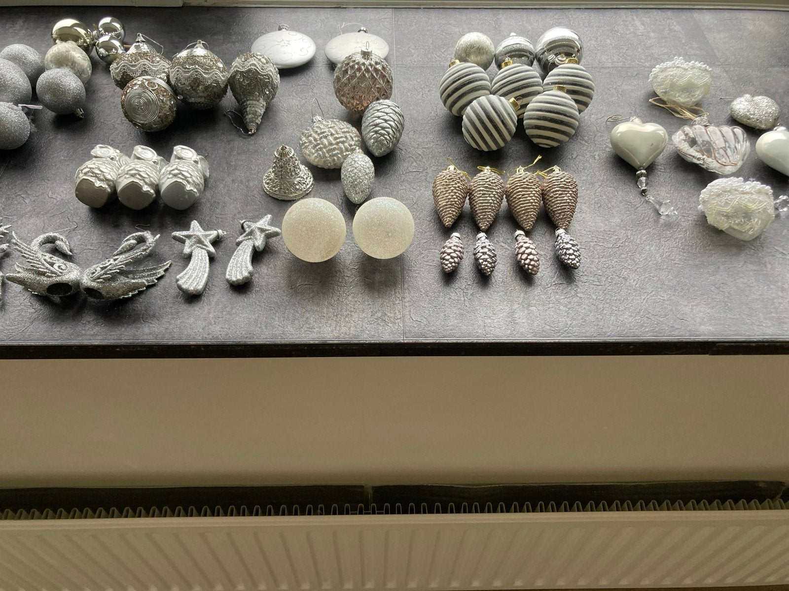 Diverse KERSTBALLEN ZWART ZILVER ROOD, Ophalen of Verzenden, Zo goed als nieuw