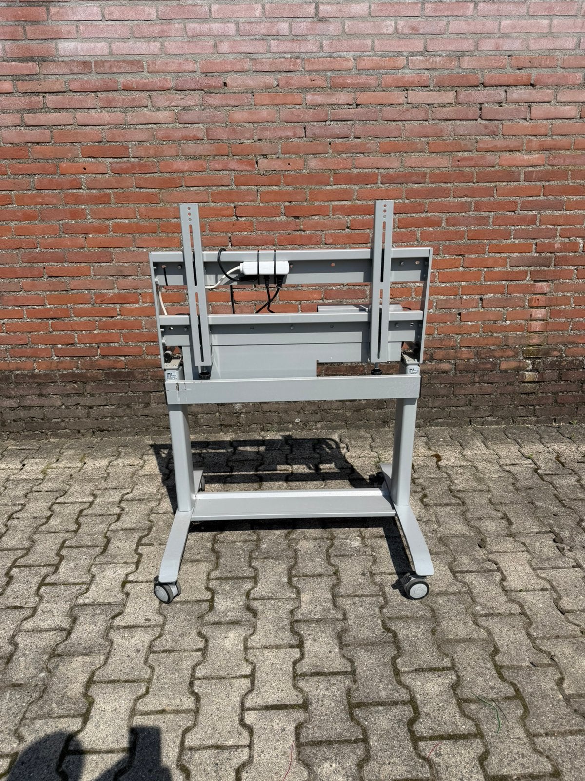 Verrijdbaar onderstel voor tv/monitor. Beide kanten motor, Ophalen, Gebruikt