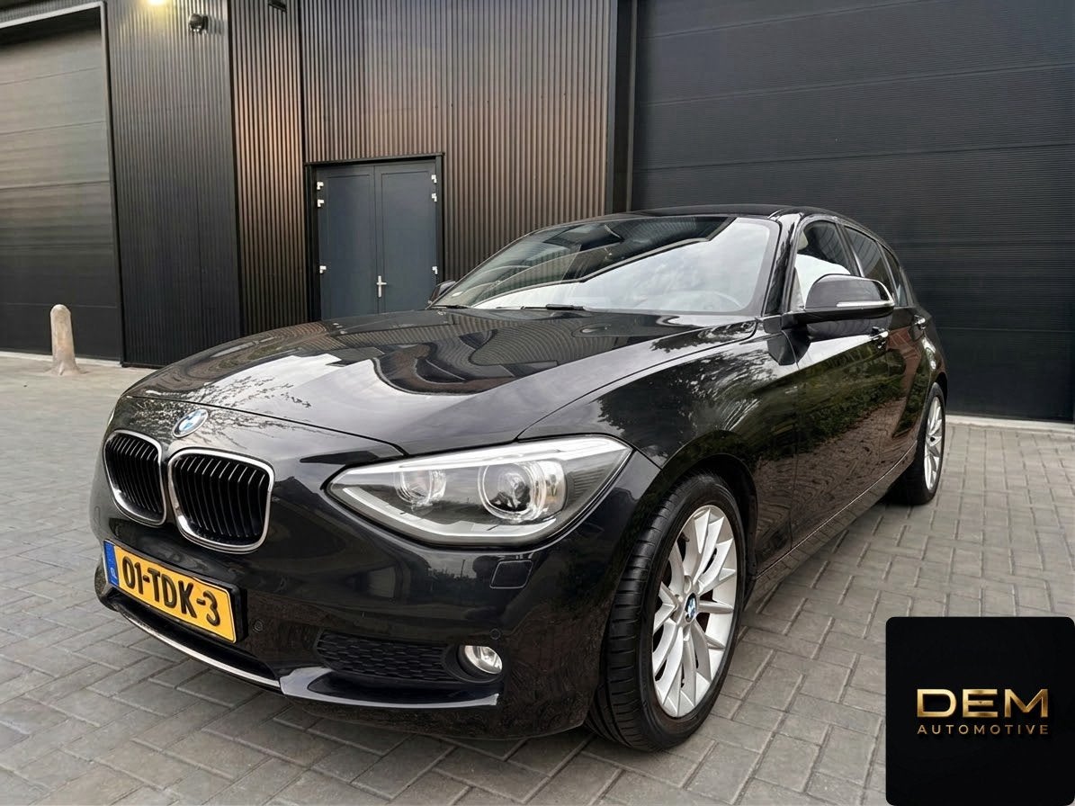BMW 1-Serie 116i Business+ 5DRS AUTOMAAT PDC LEDER NWE APK, Auto's, 136 pk, Zwart, Zwart, 1200 kg