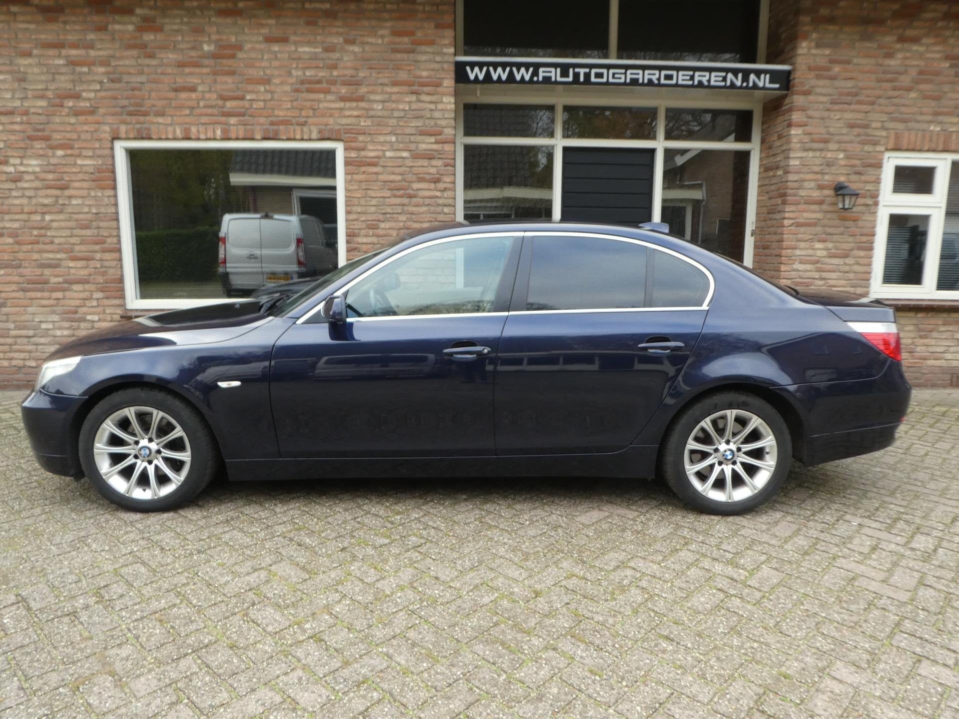 BMW 5-serie 520i Executive Automaat / Leder / Navi, Auto's, Dealer onderhouden, Achterwielaandrijving, Beige, Blauw
